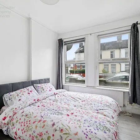 Cosy Tottenham Apartment Sleeps 4 London Exterior photo